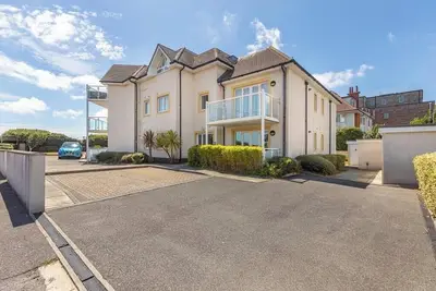 Image de Bournecoast: Flat Close To The Clifftop And Sandy Beaches With Balcony - Fm2872