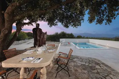 Image de Villa isolée Dubrava, piscine privée, oliveraie entourant la villa, île de Brac