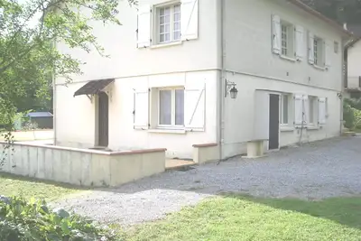 Image de appartement 80 m², rdc, séjour, 2 chambres, cuisine, wc séparé, salle de bain.