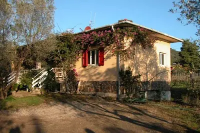 Image de Appartement Rouge entouré de verdure et de tranquillité de la campagne toscane