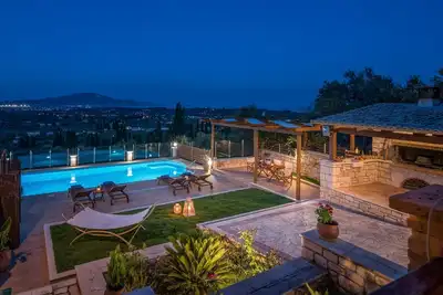 Image de Villa avec piscine privée, vivez des vacances uniques et luxueuses et une vue imprenable.