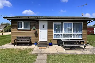 Image de Cedar Lodge, Cedar Springs, Heacham. À seulement 5 minutes à pied de la plage.