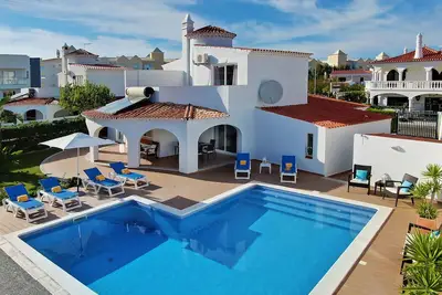 Image de Nouvelle location! Villa Francella - Centre Piscine Chauffable - Albufeira