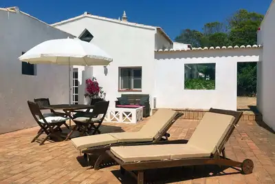 Image de Chambre familiale rustique avec mezzanine et grande terrasse bien exposée