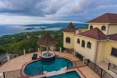 Image de Villa 5br - Vue mer / WiFi / Piscine / Ac / Femme de ménage