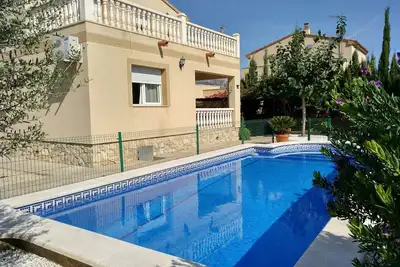 Image de Villa confortable avec piscine privée avec clôture de sécurité et wifi.