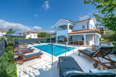 Image de Beheitz. grande piscine, 4 km de la mer, hydromassage, bain à remous, barbecue, wifi