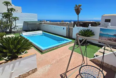 Image de Villa Roja (3), petit complexe avec piscine, aire de jeux et terrain de pétanque au centre