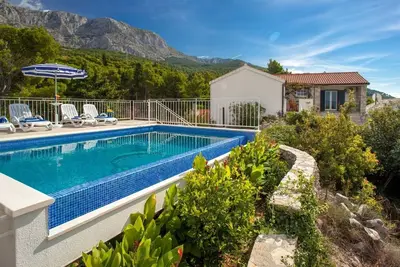 Image de cttu147 - Maison de vacances avec piscine dans le village de Gornji Tucepi pour 4 adultes +1 enfant