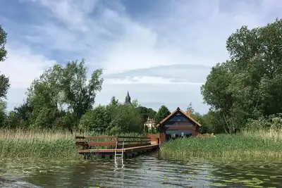 Image de \"Haus am See\" directement sur le lac avec sa propre jetée et bateau à rames