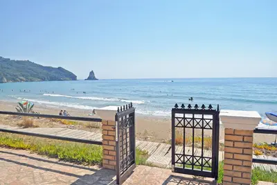 Image de Yannis sur la plage d'Agios Gordios à Corfou
