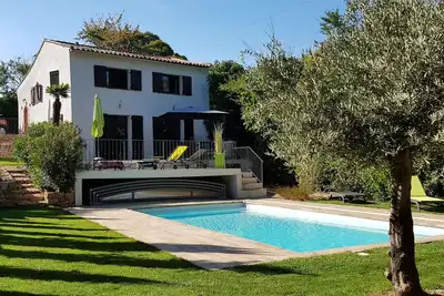 Image de Maison rénovée avec piscine chauffée et climatisation dans le  Var