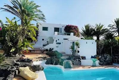 Image de Oasis de verdure avec piscine et vue sur les montagnes de feu
