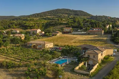 Image de Belle maison, vue, en campagne au soleil du Midi, spas, piscine, parking