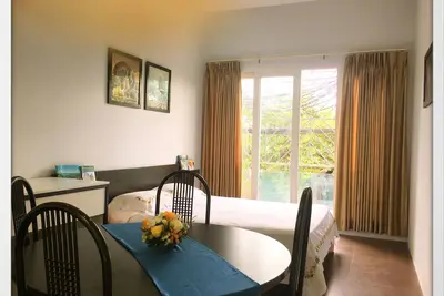 Chambre spacieuse avec balcon ensoleillé à Hanoi
