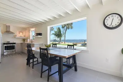 Image de Bungalow flambant neuf avec piscine au bord de la rivière (possibilité de louer une propriété jumelle)