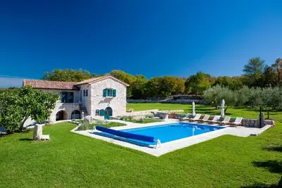 Image de Villa en pierre avec piscine, grand jardin, vue mer, dans un quartier très calme