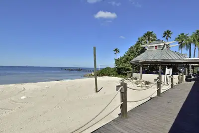 Image de Promenez-vous à la plage et aux commodités de Little Harbour!