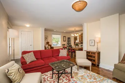 Image de Style bohème, maison confortable, grande cuisine, spacieuse près des sources thermales et des domaines viticoles