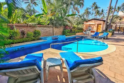 Image de Casita Bendon, petit complexe en bord de mer, piscine chauffée, accès à la plage