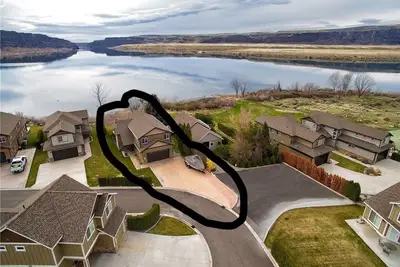 Image de Crescent Bar / 3 chambres / 3 salles de bain Belle vue sur la rivière Stand Alone Home