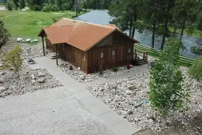 Image de Rustic Cabin est une belle nouvelle cabine, juste sur Rock Creek!