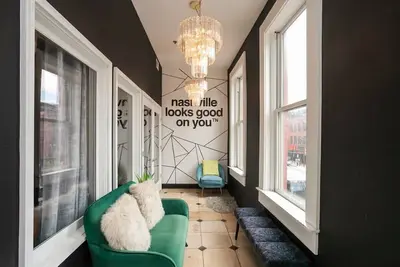 Image de Relax in the Sun Room of a Grand Loft On Broadway Strip