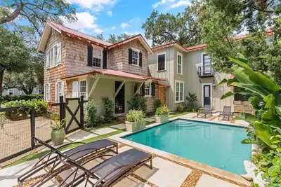 Image de Charmant Beach Cottage - Plage de l'autre côté de la rue, à pied du village! Nouvelle Piscine CHAUFFÉE