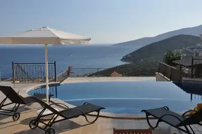 Image de Appartement de trois chambres situé au centre. Avec piscine à débordement et vue magnifique sur la mer