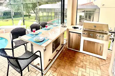 Image de Grande villa familiale, minutes des attractions Disney, nouvelle salle de télévision Ac / Roku tv