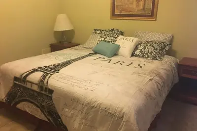 Image de Belle moderne meublé 2 chambres WiFi, Netflix, laveuse sécheuse, Keurig coffe