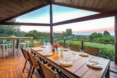 Image de Views Of The Bay A Tranquil Bushland Escape