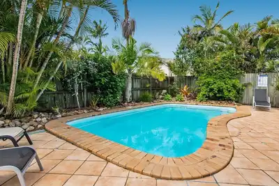 Image de Maison acceptant les animaux de compagnie à Noosaville avec piscine privée