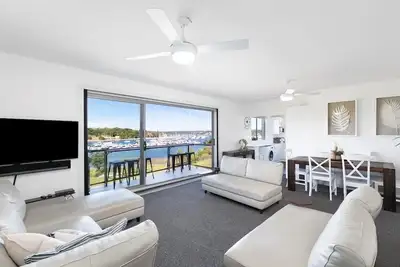 Image de Bord de l'eau. Une vue imprenable. Proche de tout.