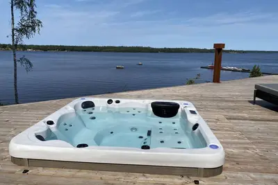 Image de Chalet au bord du lac, bateau de pêche inclus, à 20m de la plage privée, couchers de soleil.