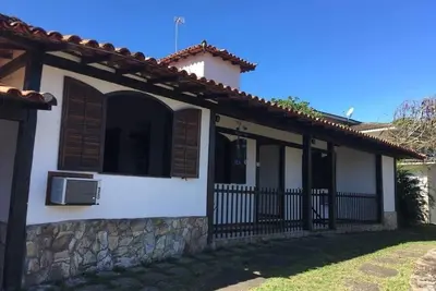 Image de Maison deux pâtés de maisons de la plage dans un condominium, 5 chambres à coucher, Manguinhos, Buzios.