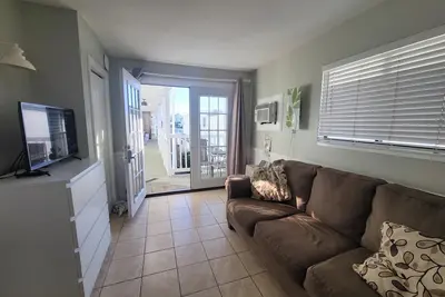 Image de Emplacement! Emplacement! Emplacement! - \"Sérénité au bord de la mer Ii\" - Promenade minute jusqu'à la plage