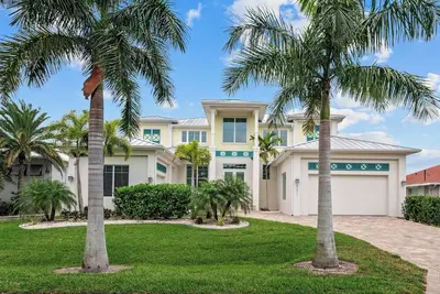Image de Nouvelle villa design luxueuse sur le canal avec piscine à débordement et ascenseur à bateaux