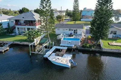 Image de Entièrement rénové sur le canal principal! Piscine, quai flottant, ascenseur à bateaux, blanchisserie sur place!
