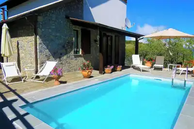 Chalet montagnard, une vue imprenable, piscine privée, restaurants à pied, Wifi