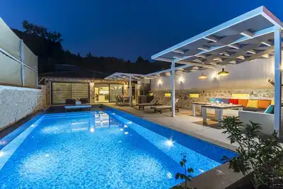 Image de Élégante villa de 2 chambres avec piscine extérieure chauffée et isolée et sauna