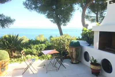 Image de maison avec vue sue étang de berre