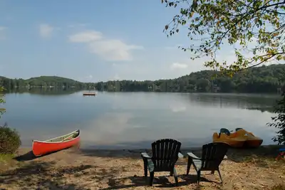 Image de Muskoka Cottage avec une plage de sable