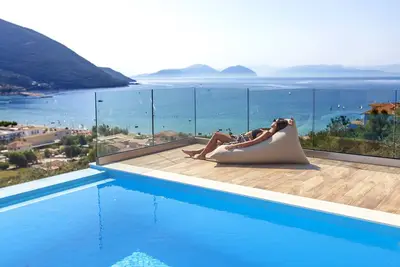 Image de 10% de réduction: Villa neuve avec vue panoramique sur la mer à Vasiliki, Leucade
