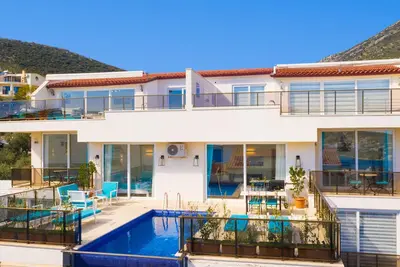 Image de Kalkan central, luxe 2 chambres 2 salles de bain, propre piscine à débordement, vue sur la mer.