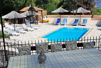 Image de Villa méditerranéenne en pierre avec 6 chambres, piscine privée, vue mer et montagne