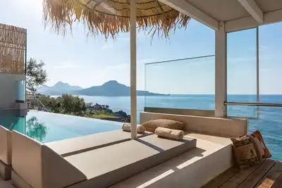 Image de À distance de marche de la plage, vue sur la mer éblouissante, piscine chauffée, bain à remous et aire de jeux
