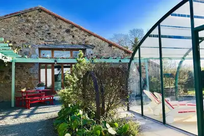Image de Écurie convertie, piscine chauffée toute l'année, Wifi gratuit, cadre rural et proche de tout