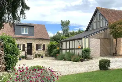 Image de Le Bas Chenay est un établissement accueillant les familles et les animaux de compagnie, situé dans un cadre paisible.