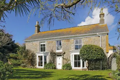 Image de Belle maison de 4 chambres qui fait partie d'une maison plus grande. Vue sur la plage et le jardin